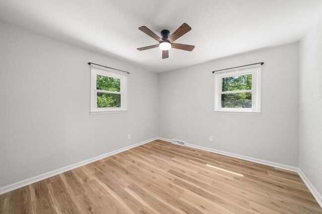 Building Photo - Pet Friendly 3/1 House, Fenced Yard, Deck, Fire Pit & Basement