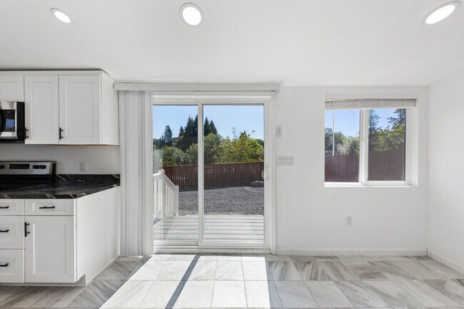 Building Photo - Updated Duplex