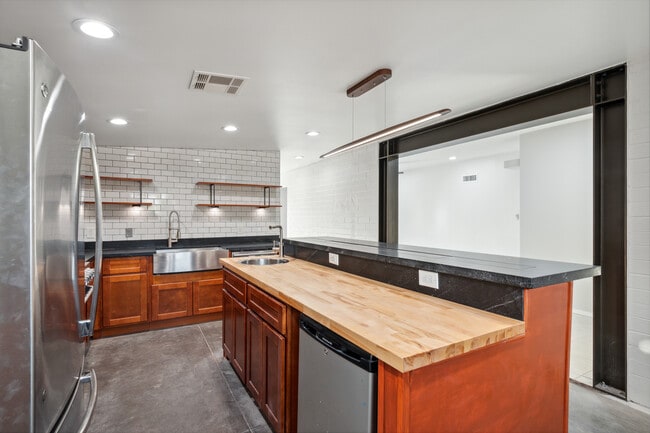 Building Photo - 1612 E Gaylon Dr