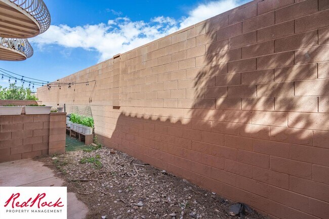 Building Photo - Ground-Level 2 Bedroom Condo. Pet Friendly!