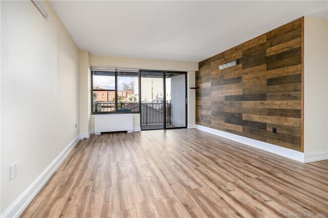Building Photo - 44 Strawberry Hill Ave