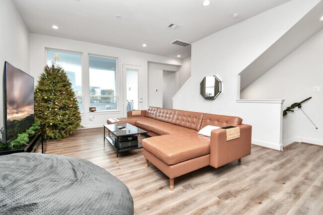 Building Photo - 1905 Maury St