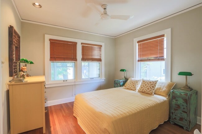 Building Photo - {4805}  Charming West Plaza Bungalow + Pri...