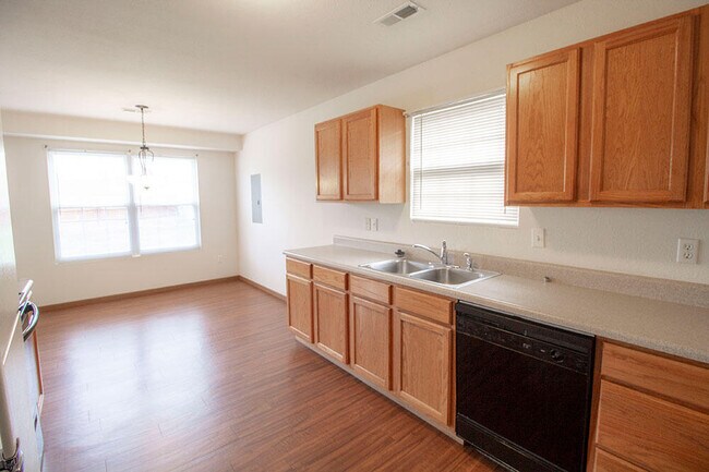 Building Photo - 1601 Smiley Ln