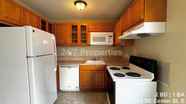 Building Photo - Upper-Level 2 BD | 1 BA Home - FoPo