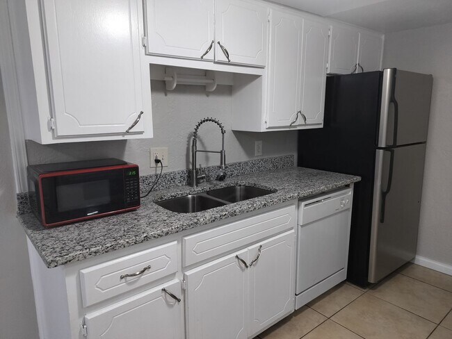 Building Photo - 2 Bedroom 1.5 Bathroom Townhouse with granite countertops and washer/dryer provided