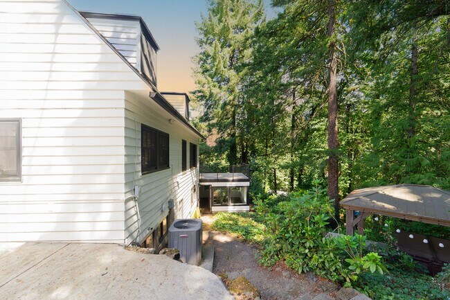 Building Photo - Luxurious Portland Heights home tucked away on a private street on nearly half an acre.