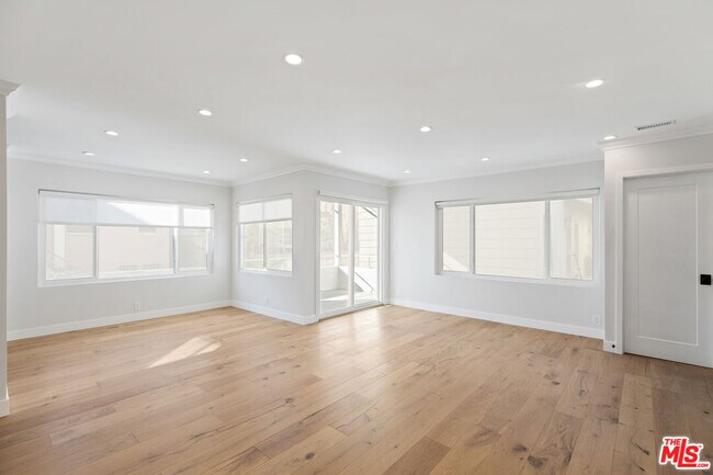 Building Photo - 153 S Palm Dr