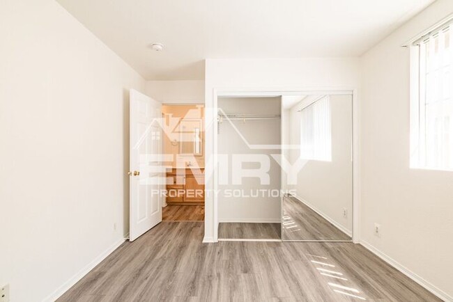 Building Photo - 2 Bed 1 Bath Apartment for Rent on Pickfor...