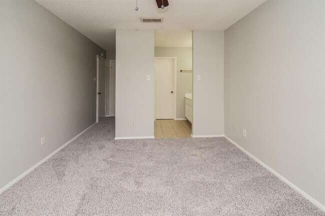 Building Photo - 200 Pecan Dr