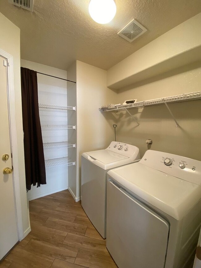 Building Photo - 3 bed 2.5 bath
