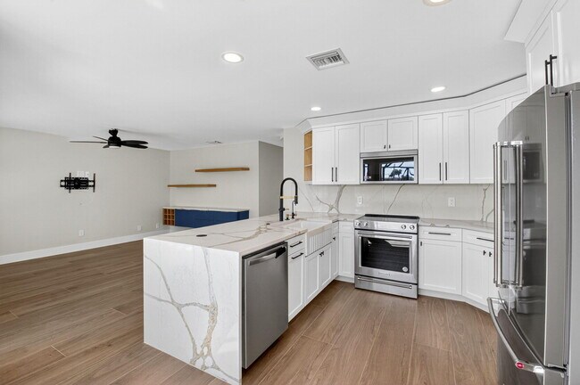 Building Photo - 7306 Spinnaker Bay Dr