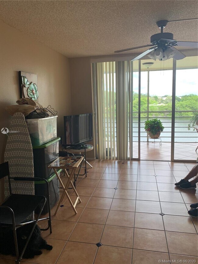 Building Photo - 9450 Poinciana Pl