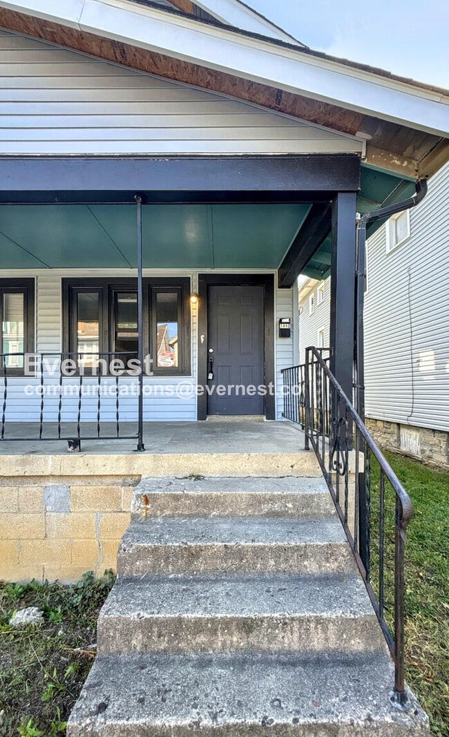 Building Photo - 3-Bedroom Townhome with Fenced Yard / Pet-...