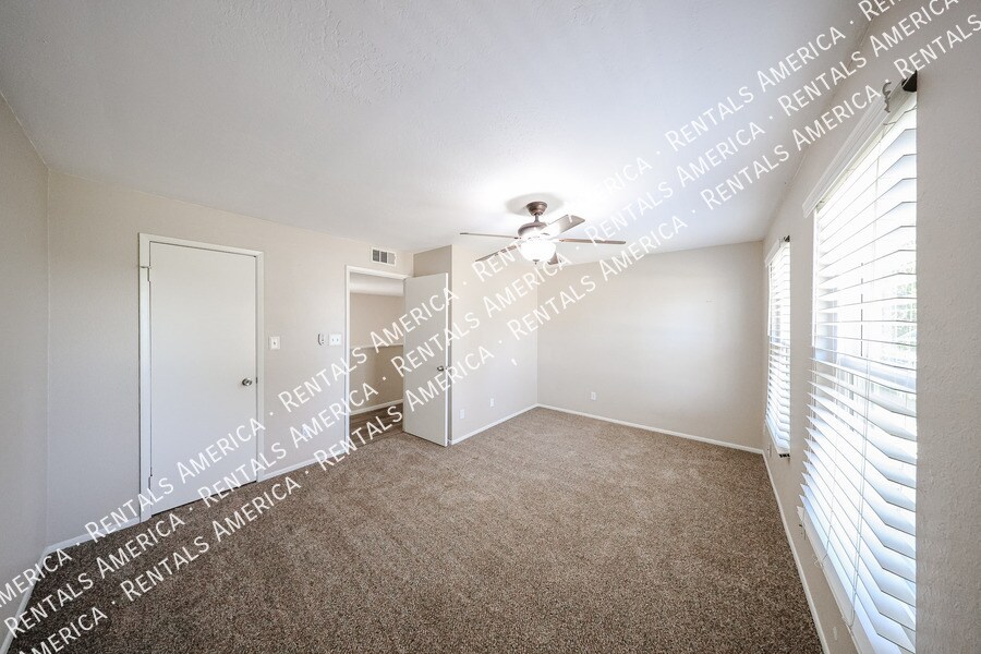 Building Photo - 4555 W Continental Dr