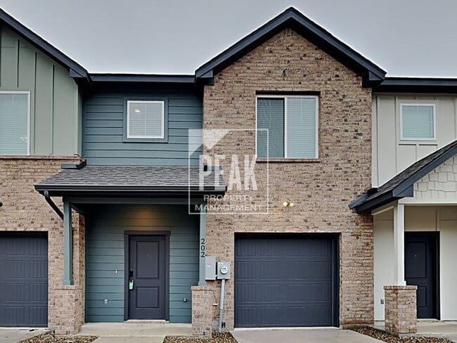 Primary Photo - Beautiful Townhome: 3 Bed/2.5 Bath located...