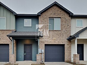 Building Photo - $1599! 3 Bed/2.5 Bath Townhome with a FRIDGE PROVIDED! FREE APPLICATION