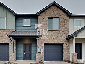 Building Photo - Beautiful Townhome: 3 Bed/2.5 Bath located...