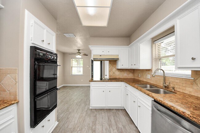 Building Photo - 23223 Canyon Lake Dr