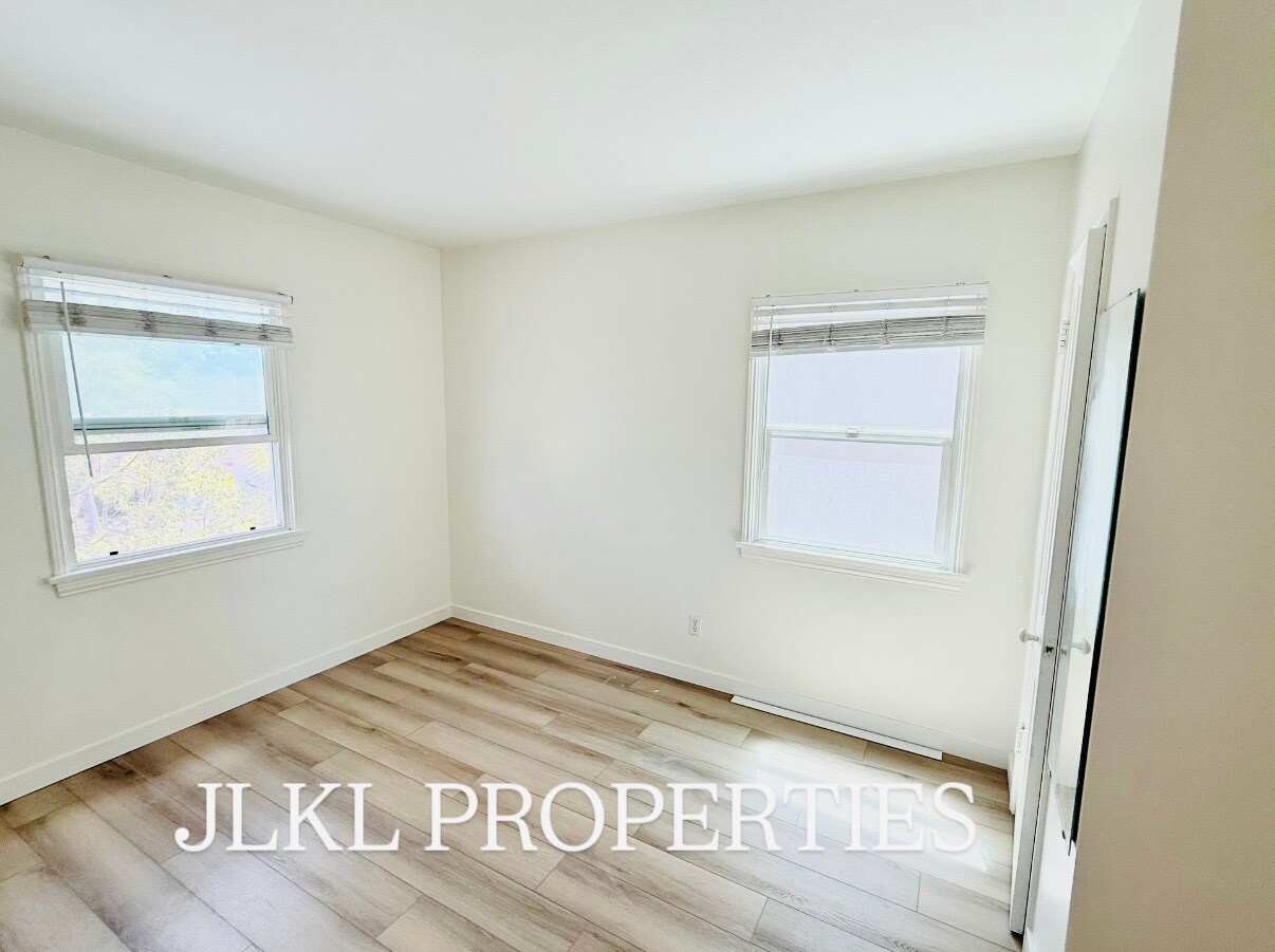 Building Photo - 3088 Meade Ave