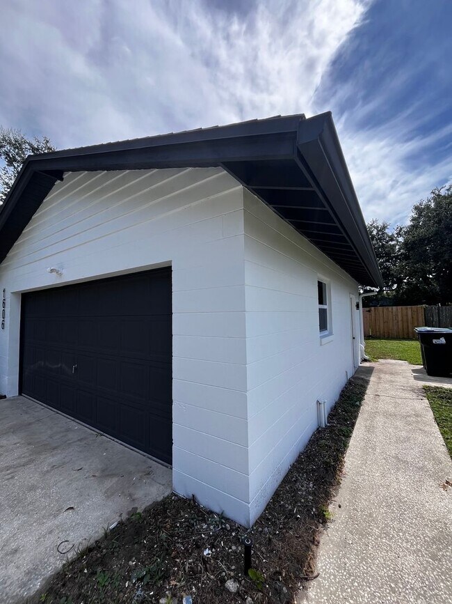 Building Photo - 1606 Overlake Ave
