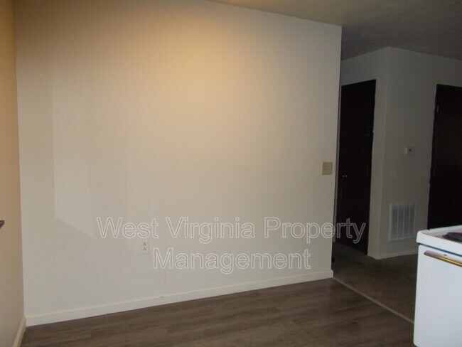 Building Photo - 130 Elm St