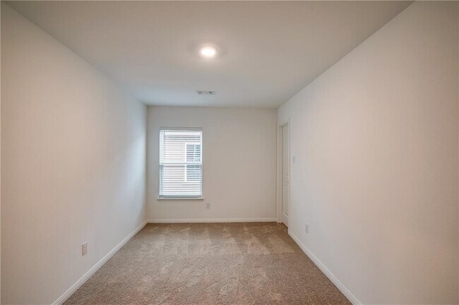 Building Photo - 617 Riverdale Dr