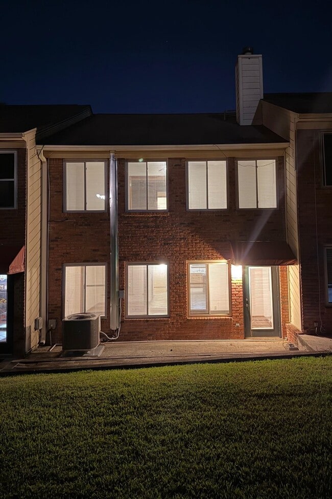 Building Photo - 3207 Shamrock St E