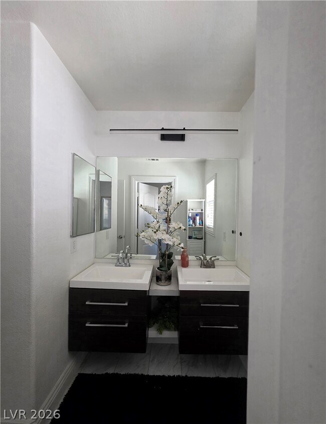 Building Photo - 7180 N Campbell Rd