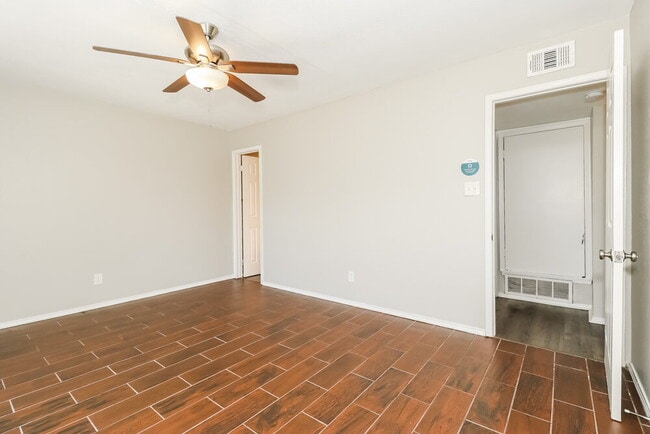 Building Photo - 1217 Greenbriar Ln