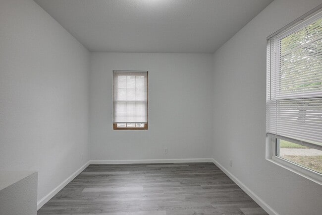 Building Photo - 2123 S Porter Ave