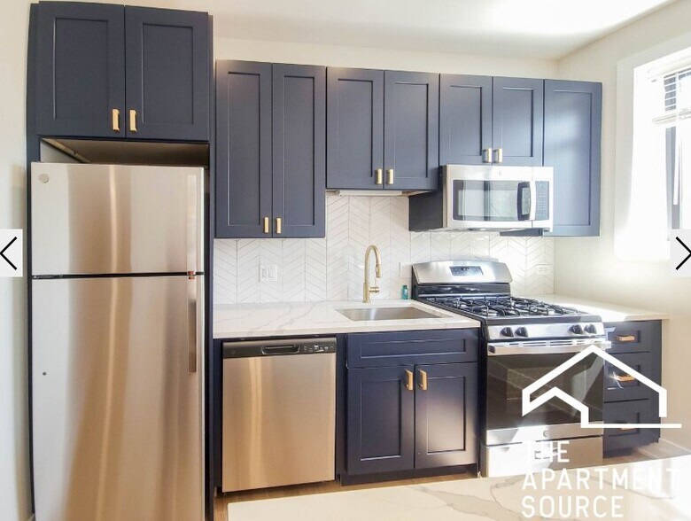 Building Photo - 2020 W Montrose Ave