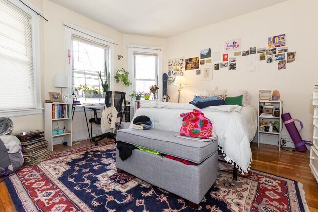 Building Photo - Brighton 4 Bed / 2 Bath – Spacious Layout – 9/1 Move-In