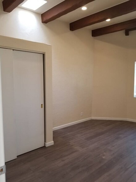 Building Photo - 1827 E 9th St