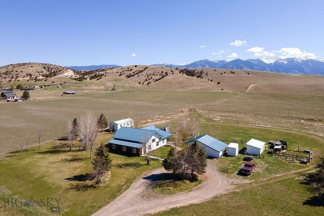 Building Photo - Incredible 5Bed, 2.5Bath home on 4 Acres with an ADU in Manhattan School District. Livestock allo...