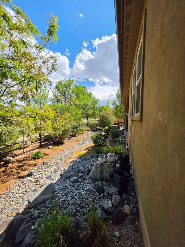 Building Photo - 2096 Two Wood Dr