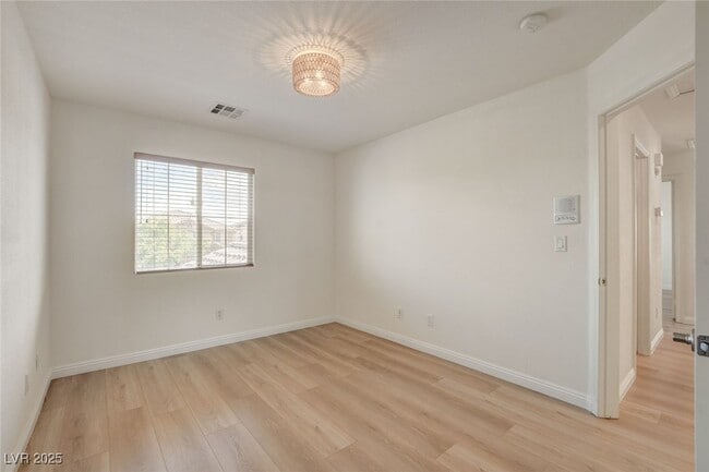 Building Photo - 10808 Wallflower Ave