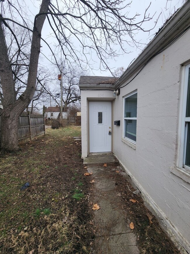 Building Photo - 634 S Wheatland Ave