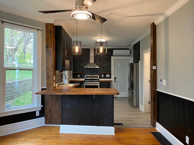 Building Photo - 37 Wyoming St E