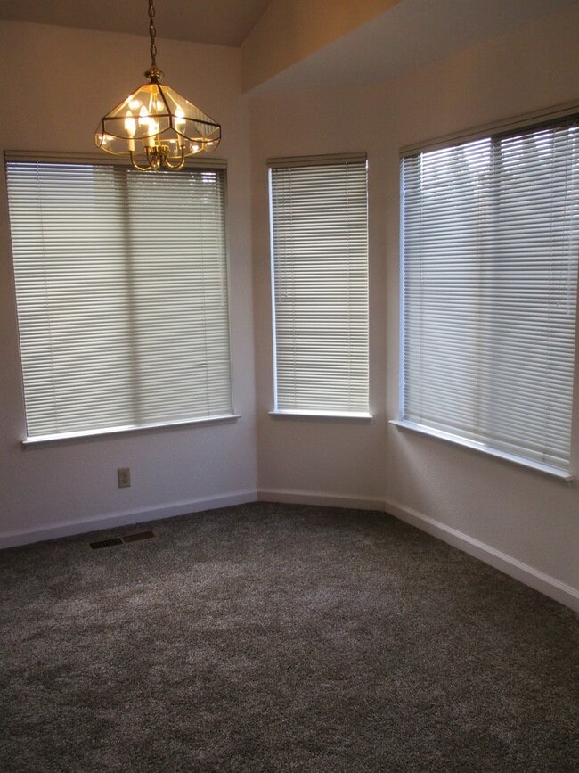 Building Photo - Single Family Home walking Distance to the Lab