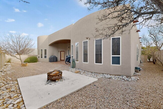 Building Photo - NW Executive Living 3/BD 2.5/BA 3/CG