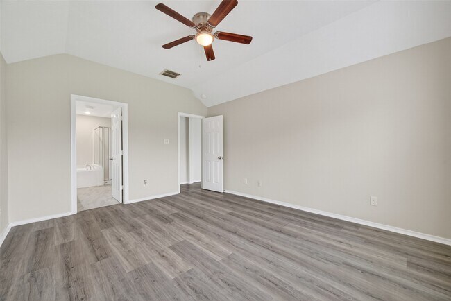 Building Photo - 6915 Great Oaks Shadow Dr