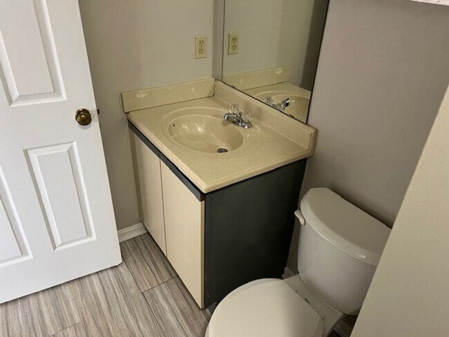 Building Photo - Spacious 2BR/2.5BA Condo in a Quiet HOA Community