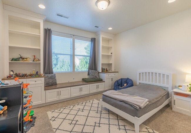 Building Photo - Washington Fields 4 bed | 3 1/2 bath | 3 c...