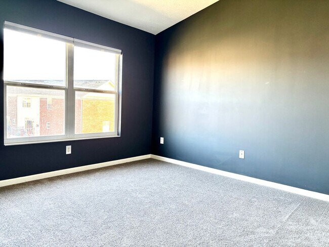 Building Photo - Don't miss out on this great 3 bed 3.5 bath townhouse with tons of amenities!