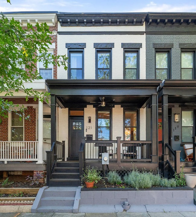 Building Photo - Beautifully Updated 4 Bed/3.5 Bath Row-Hom...