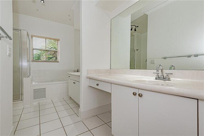 Building Photo - 5379 SW 38th Ave