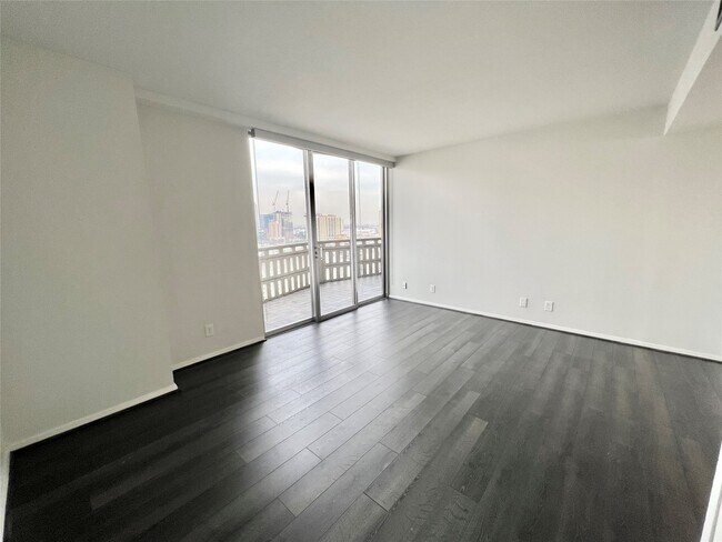 Building Photo - 2016 Main St