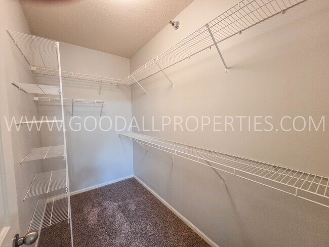 Building Photo - 1760 SE LA Grant Pkwy