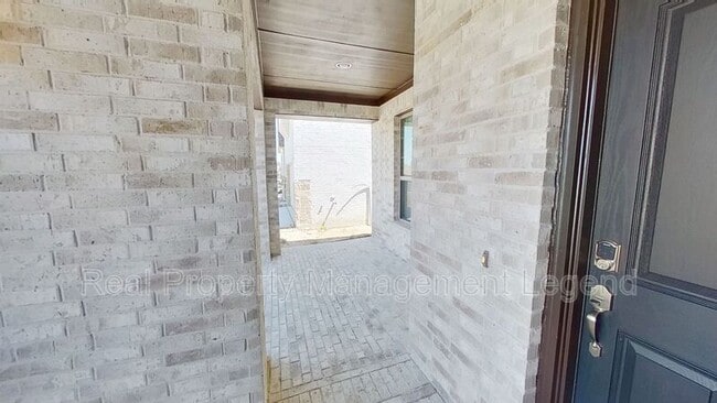 Building Photo - 6117 Horsetail Dr